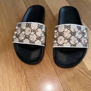 Girls designer inspired slides size 4 like new